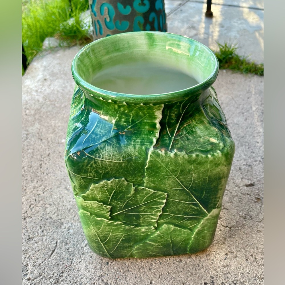 Vintage Vietri Italy Foglia Leonardo Green Leaf Vase - Hand Painted Majolica" - Picture 2 of 8